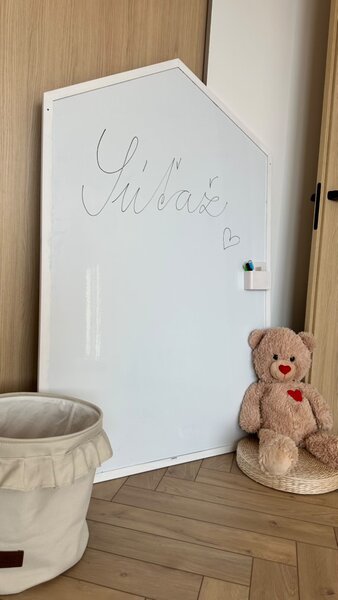 Toptabule.sk Magnetická tabule Domček v dřevěném rámu – 7 barev rámu