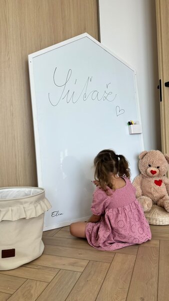Toptabule.sk Magnetická tabule Domček v dřevěném rámu – 7 barev rámu