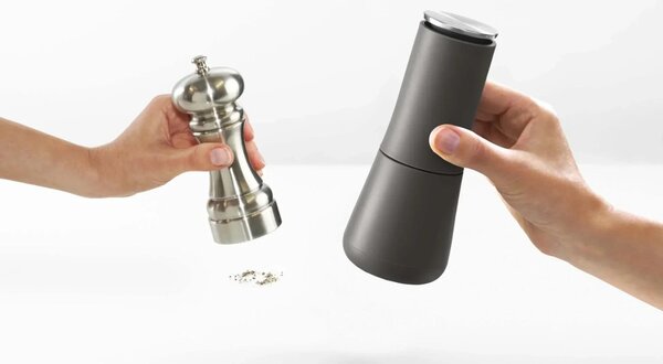 Joseph Joseph Set dvou béžovo-šedých plastových mlýnků na sůl a pepř Milltop 16,9 cm