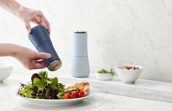 Joseph Joseph Set dvou modrých plastových mlýnků na sůl a pepř Milltop 16,9 cm