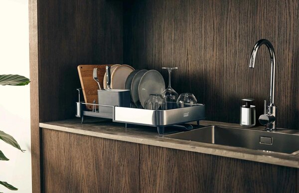 Joseph Joseph Tmavě šedý odkapávač a dávkovač mýdla Rethink Your Sink