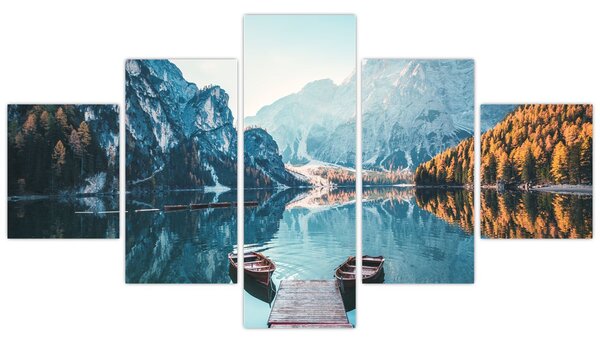 Obraz - Lodě na jezeře Braies (125x70 cm)