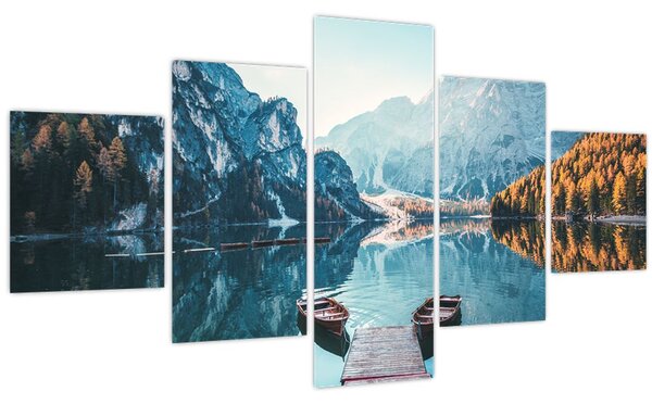 Obraz - Lodě na jezeře Braies (125x70 cm)