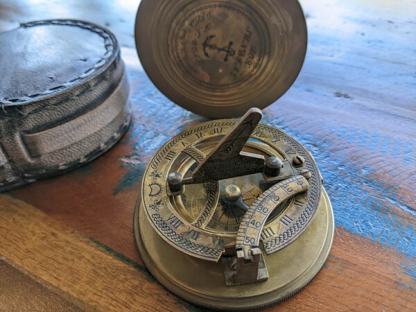 SHI SHAKTI Enterprises Mosazný kompas Sundial White Sea