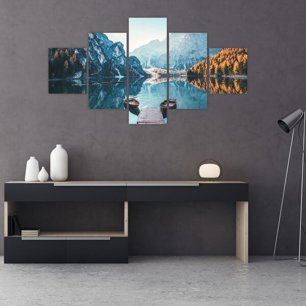 Obraz - Lodě na jezeře Braies (125x70 cm)