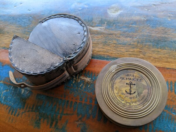 SHI SHAKTI Enterprises Mosazný kompas Sundial White Sea