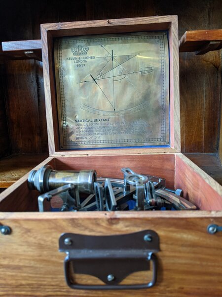 SHI SHAKTI Enterprises Mosazný sextant v krabičce XXL Kelvin and Hughes London 1917