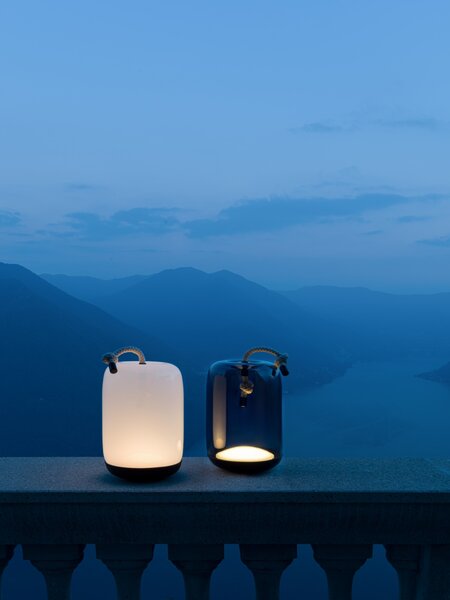 Brokis Designová stojací lampa Knot Table Battery, PC1250, IP44 Povrch Montury: Mosaz, Barva skla: Šedá kouřová - transparentní sklo, Dekor skla: Lesklý povrch skloviny