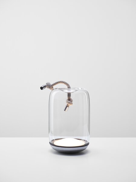 Brokis Designová stojací lampa Knot Table Battery, PC1250, IP44 Povrch Montury: Mosaz, Barva skla: Šedá kouřová - transparentní sklo, Dekor skla: Lesklý povrch skloviny