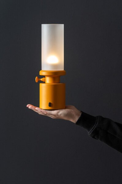 Okrově žlutá LED stmívatelná stolní lampa s kovovým stínidlem/se skleněným stínidlem (výška 29,5 cm) Camp – Leitmotiv
