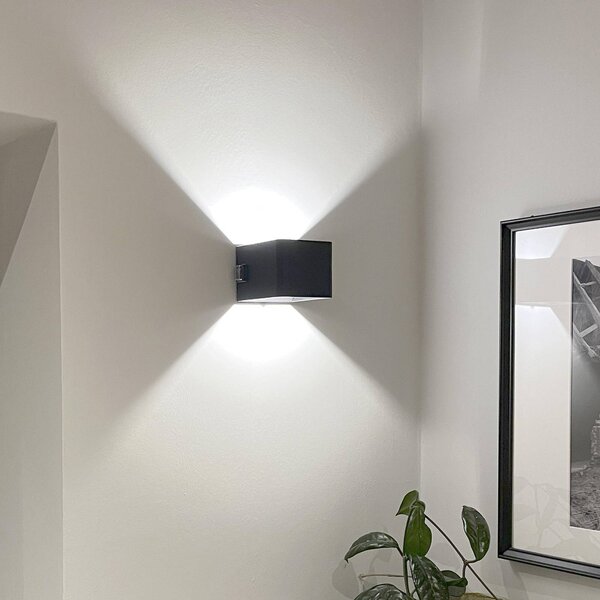 Brilliant Nabíjecí venkovní nástěnná lampa LED Iseo, černá, šířka 10 cm, senzor, Černá, Plast, Moderní