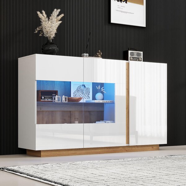 Bílá komoda s lesklým povrchem, vyrobená z laminované dřevotřísky s prosklenými prvky, s dřevěnou podnoží, moderní design