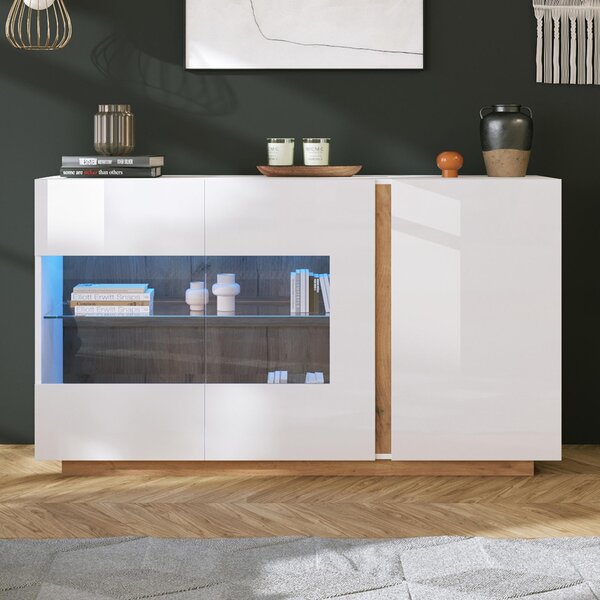 Bílá komoda s lesklým povrchem, vyrobená z laminované dřevotřísky s prosklenými prvky, s dřevěnou podnoží, moderní design