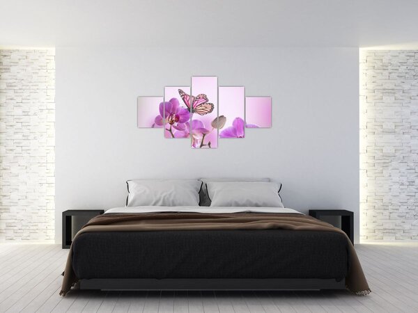 Obraz - Motýl na květech orchideje, lila (125x70 cm)