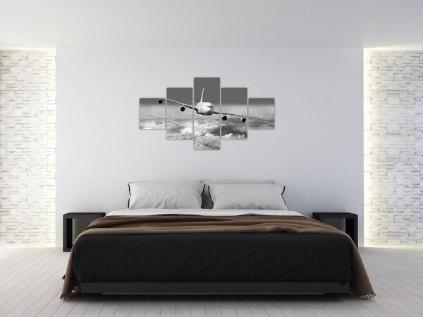 Obraz - Letadlo v oblacích, černobílé (125x70 cm)