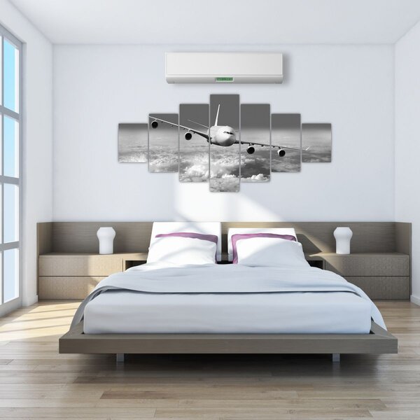 Obraz - Letadlo v oblacích, černobílé (210x100 cm)
