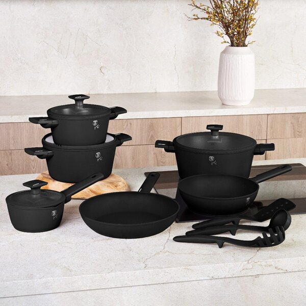 Kastrol s titanovým povrchem a poklicí 28 cm Matte Black Collection