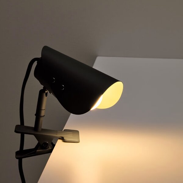 Malá černá kovová stolní lampa s klipem Kave Home Jula