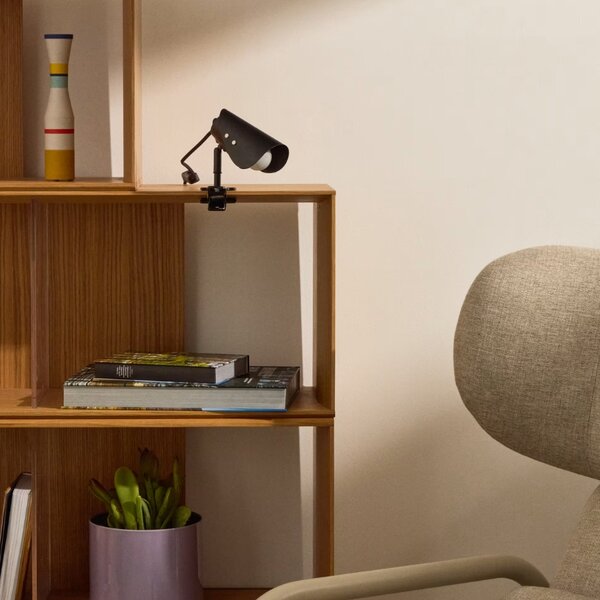Malá černá kovová stolní lampa s klipem Kave Home Jula
