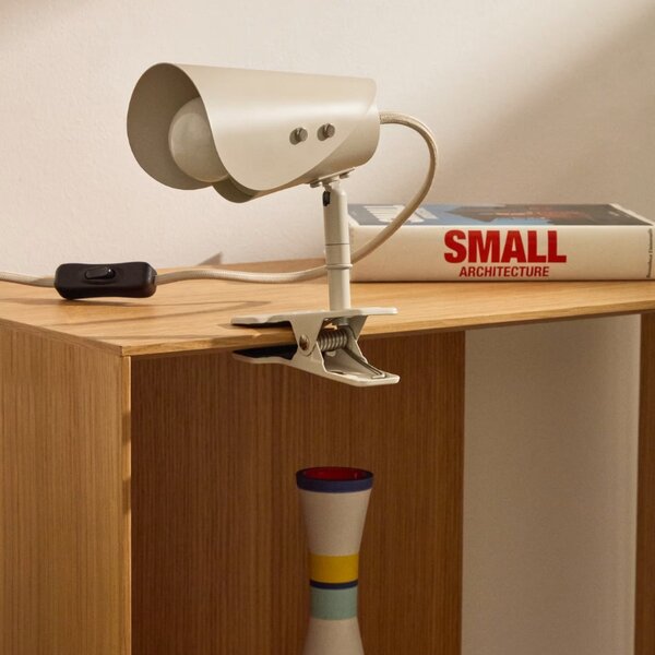 Malá šedá kovová stolní lampa s klipem Kave Home Jula