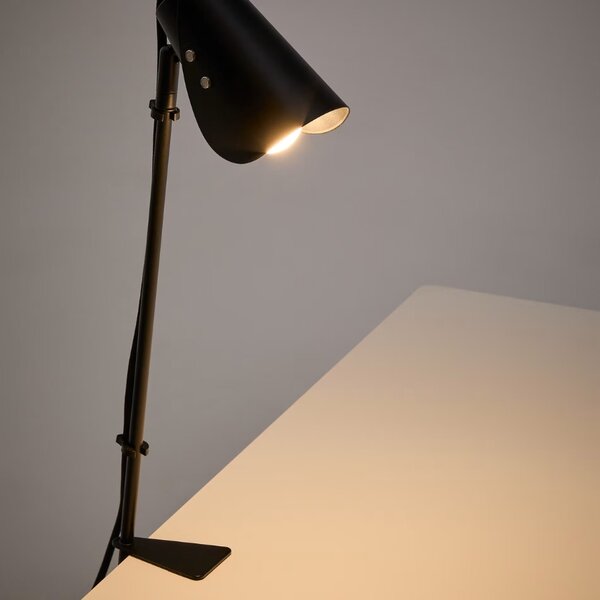 Černá kovová stolní lampa s klipem Kave Home Jula