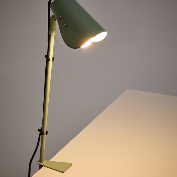 Zelená kovová stolní lampa s klipem Kave Home Jula