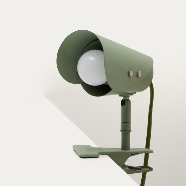Malá zelená kovová stolní lampa s klipem Kave Home Jula