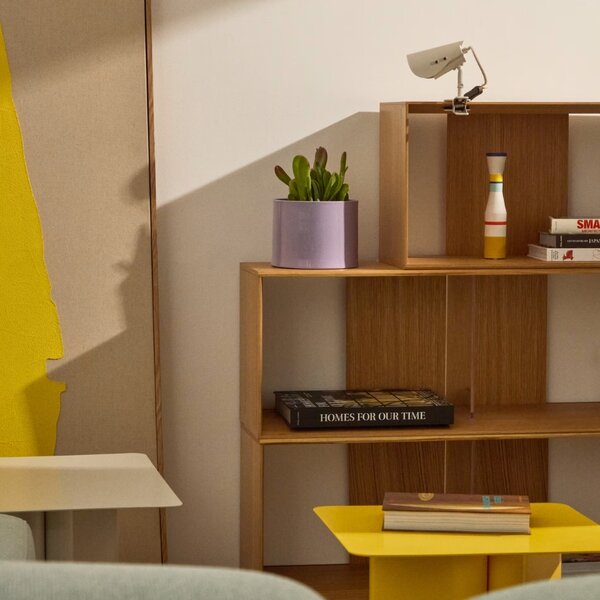 Malá šedá kovová stolní lampa s klipem Kave Home Jula