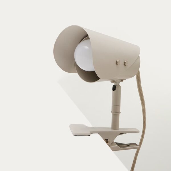 Malá šedá kovová stolní lampa s klipem Kave Home Jula