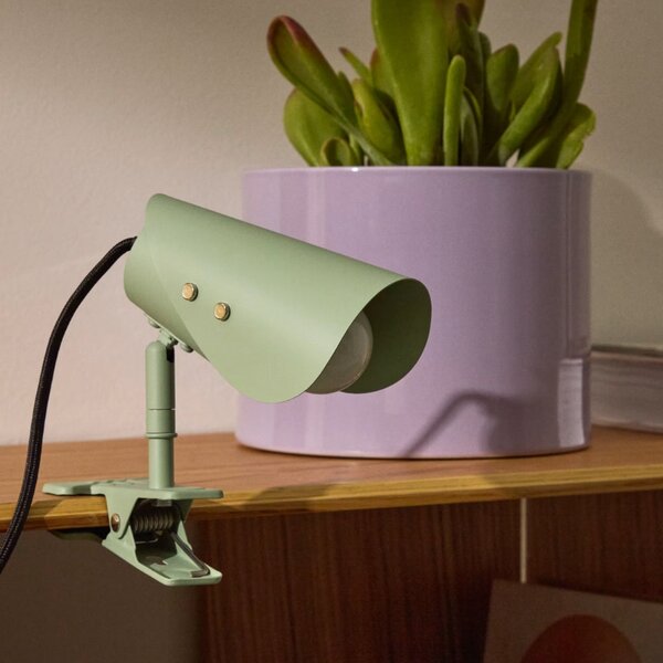 Malá zelená kovová stolní lampa s klipem Kave Home Jula