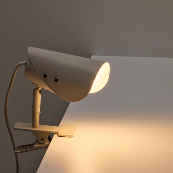 Malá šedá kovová stolní lampa s klipem Kave Home Jula