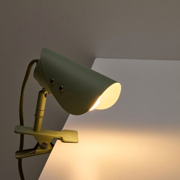 Malá zelená kovová stolní lampa s klipem Kave Home Jula