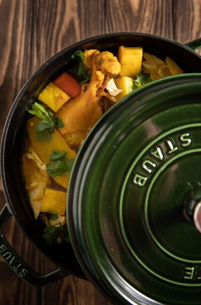 Oválný litinový hrnec Staub 31 cm, bazalka