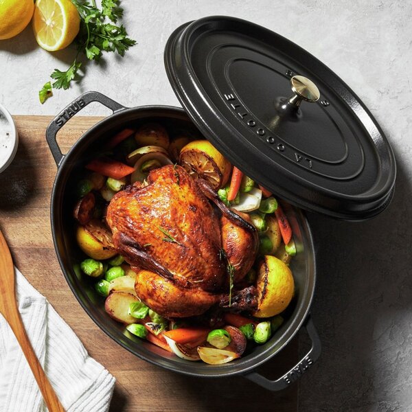 Oválný litinový hrnec Staub 31 cm, černý