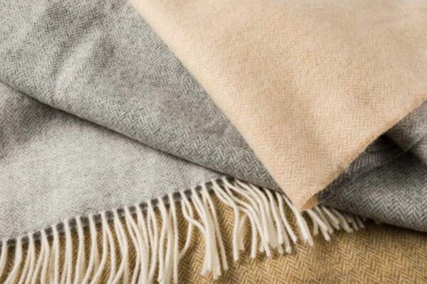 Deka z Merino jehněčí vlny Camel Beige Grey Herringbone Stripe 200 x 150 cm John Hanly