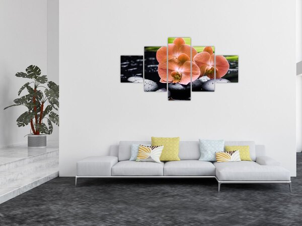 Obraz - Oranžová orchidej s palmovými listy (125x70 cm)