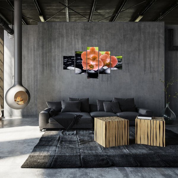 Obraz - Oranžová orchidej s palmovými listy (125x70 cm)