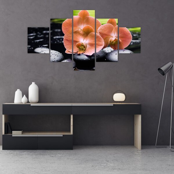 Obraz - Oranžová orchidej s palmovými listy (125x70 cm)