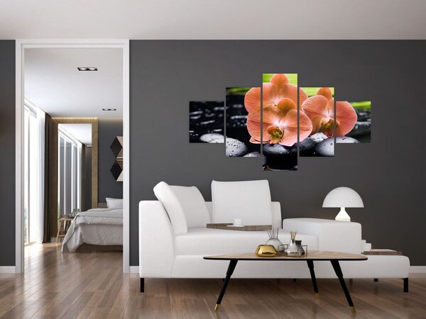Obraz - Oranžová orchidej s palmovými listy (125x70 cm)