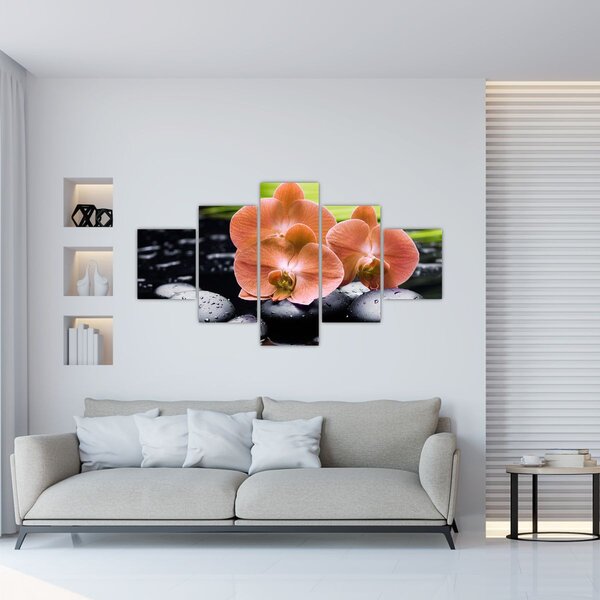 Obraz - Oranžová orchidej s palmovými listy (125x70 cm)