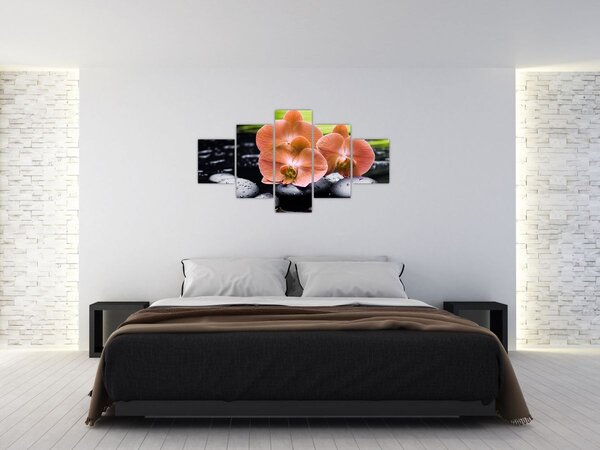Obraz - Oranžová orchidej s palmovými listy (125x70 cm)