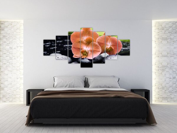 Obraz - Oranžová orchidej s palmovými listy (210x100 cm)