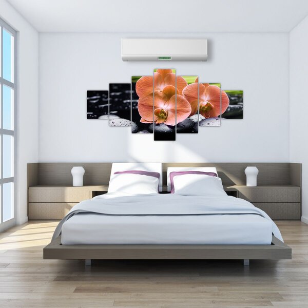 Obraz - Oranžová orchidej s palmovými listy (210x100 cm)