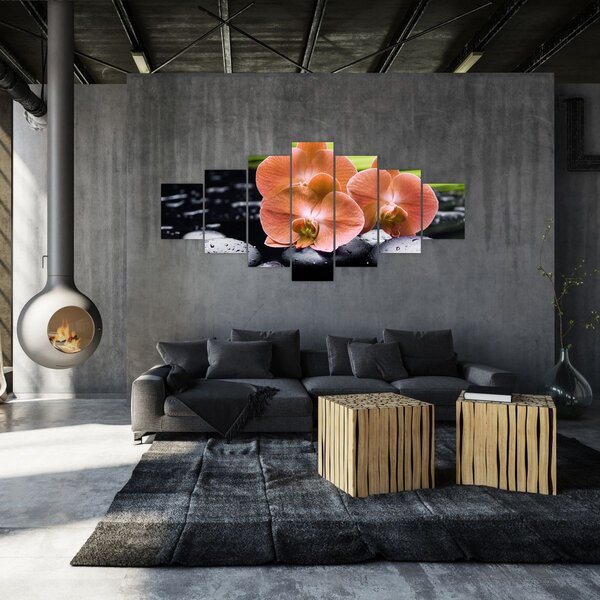 Obraz - Oranžová orchidej s palmovými listy (210x100 cm)