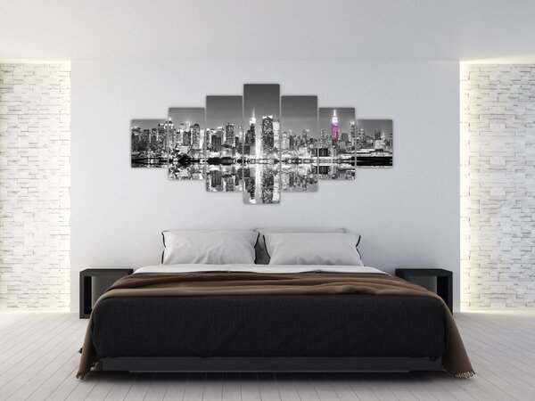 Obraz - New York a fialový mrakodrap (210x100 cm)