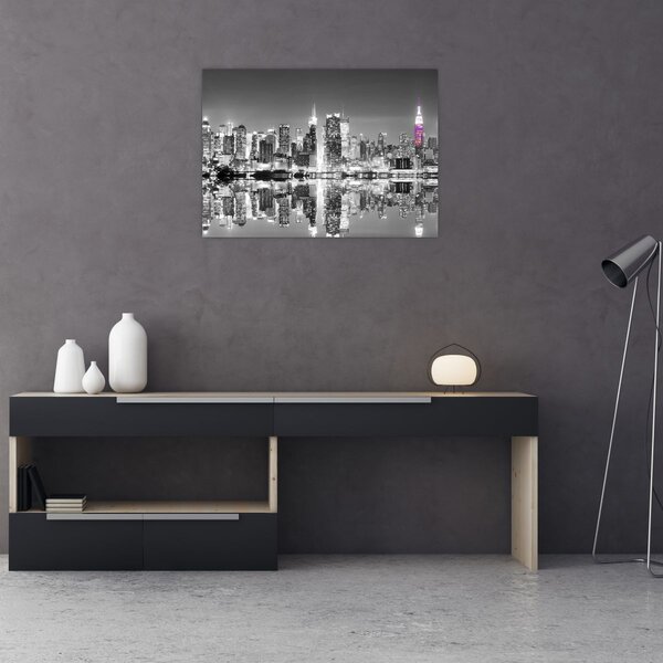 Obraz - New York a fialový mrakodrap (70x50 cm)
