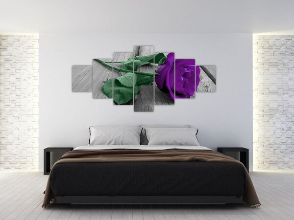 Obraz - Fialová růže se zeleným stonkem (210x100 cm)