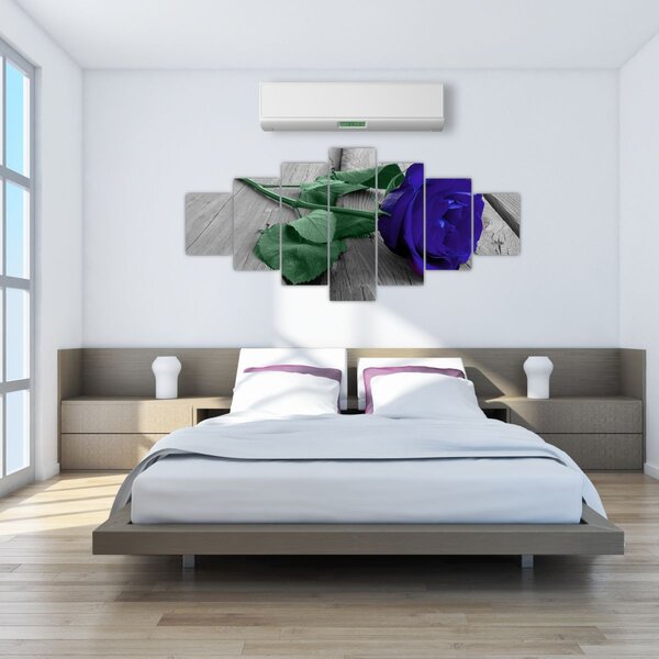 Obraz - Modrá růže se zeleným stonkem (210x100 cm)