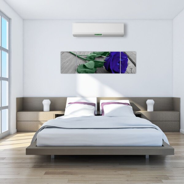Obraz - Modrá růže se zeleným stonkem (170x50 cm)
