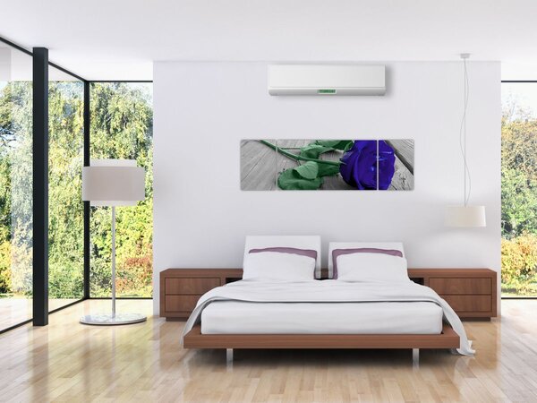 Obraz - Modrá růže se zeleným stonkem (170x50 cm)